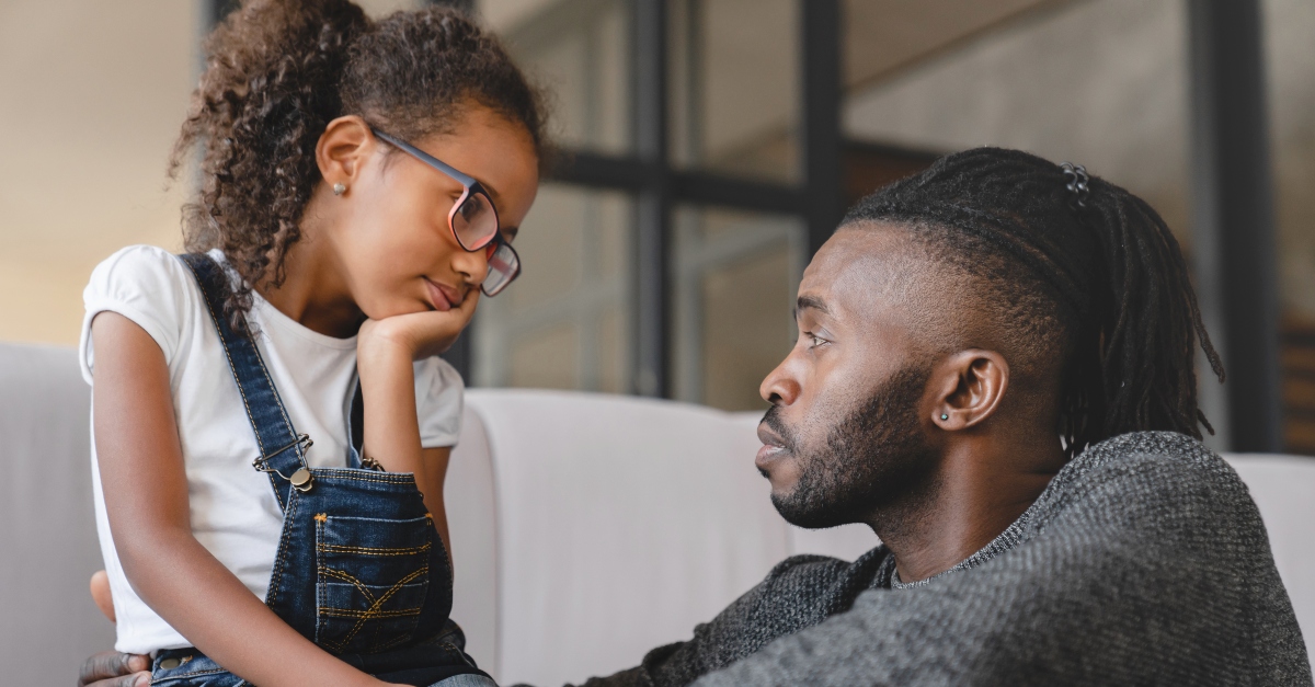 Padre disciplinando a su hija