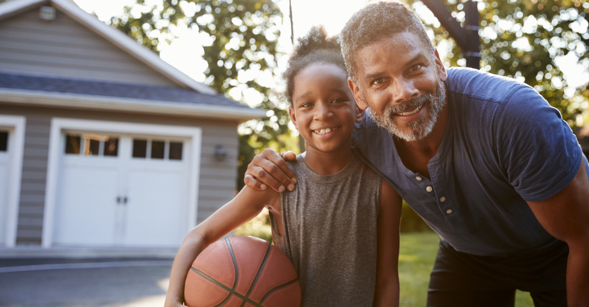 Padre con hija jugando baloncesto